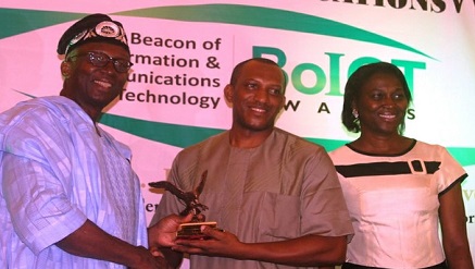 (L-r): Dr Ernest Ndukwe, former executive vice chairman, Nigerian Communications Commission and chairman of the ocassion; Ugochukwu Udaya, senior manager, Infrastructure, Sidmach Technologies, and Funmi Lawal, marketing manager, Sidmach Technologies, during the presentation  of ICT innovator of the year award to Sidmach Technologies at the 2016 Nigeria CommunicationsWeek Beacon of Information and Communications Technology Awards